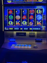 Antarmuka aplikasi klik188 menampilkan permainan slot dan opsi menu